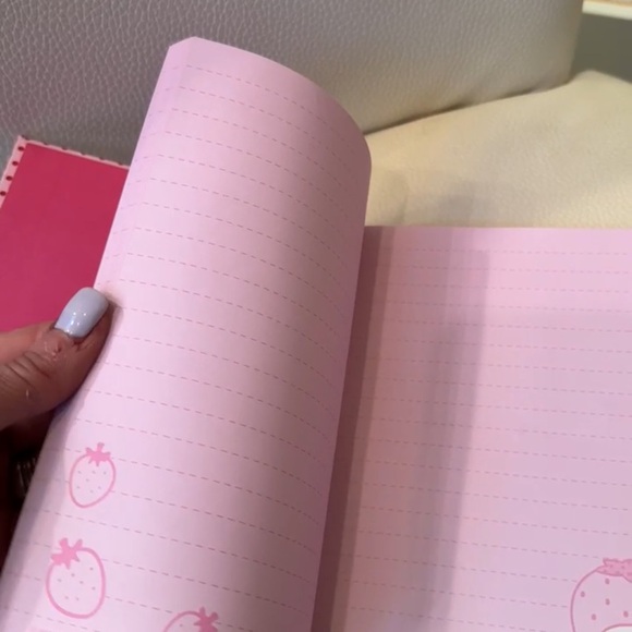 Hello Kitty Lunchbox 😺+ Notebook + Klutz Book of Best Paper Airplanes 🛩️ EUC - Picture 14 of 16